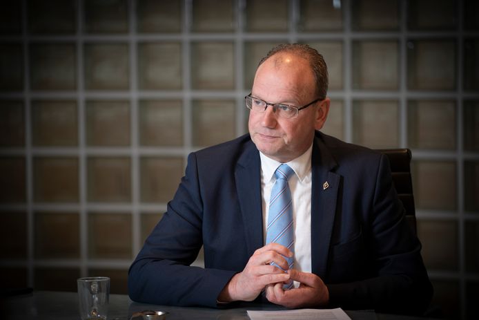 Handhaving is een taak van burgemeesters maar Ton Heerts, burgemeester van Apeldoorn en voorzitter van de Veiligheidsregio Noord- en Oost-Gelderland gaat er niet vanuit dat er morgen boetes worden uitgeschreven.