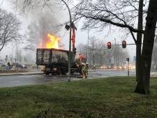 Vlammen slaan uit container van afvalwagen in Almelo: weg weer open