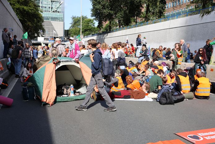 Er zijn al tenten opgezet op de A12. Sommige demonstranten verwachten er te overnachten.