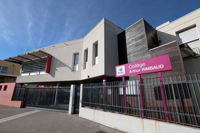 De ingang van het Arthur Rimbaud-college in Montpellier waar het veertienjarige meisje rake klappen kreeg.