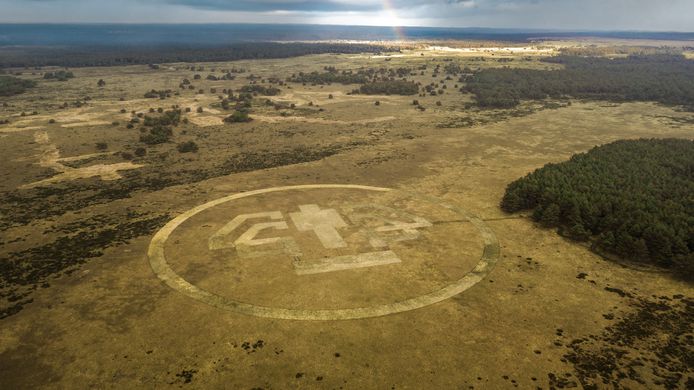 Een ‘landmark’ van 180 meter breed markeert 20 jaar stuifzandherstel op de Veluwe.
