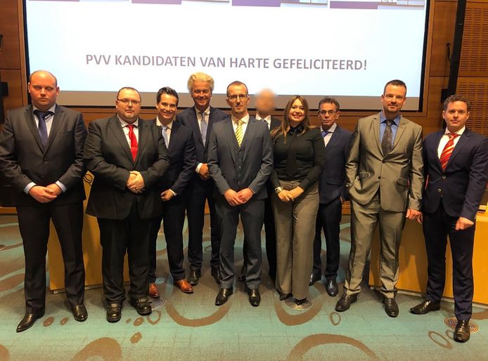 Op deze foto met partijleider Wilders stond Edwin O. (onherkenbaar gemaakt) nog bij de kandidaten van de PVV Almelo.