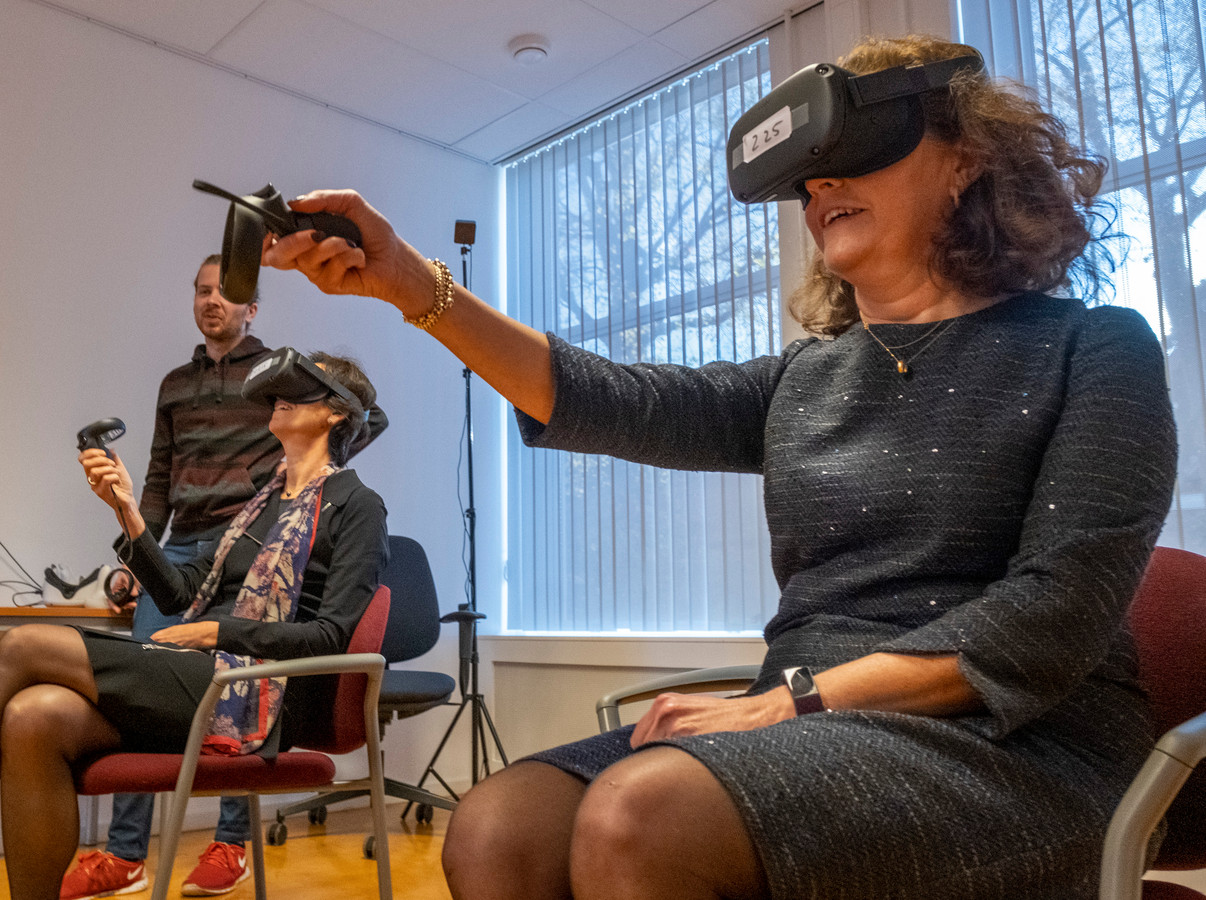 Minister Ingrid van Engelshoven (rechts) probeert een virtual-reality bril uit in één van de lokalen van het nieuwe gebouw van UCR.