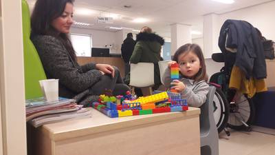 'Even staan? Heeft de arts het dossier van Sara wel gelezen?'