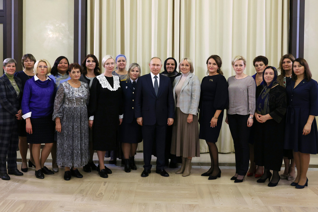 Le président russe Vladimir Poutine a participé à une réunion avec des mères de militaires russes participant à l'opération militaire en Ukraine, à l'approche de la fête des mères, à la résidence d'État de Novo-Ogaryovo, dans les environs de Moscou, ce 25 novembre 2022.