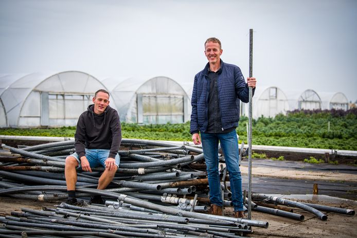 Kweker Daan Stolker uit Boskoop had vrij snel een bouwvergunning binnen voor de bouw van zijn nieuwe kas. Rechts zijn adviseur Vincent Vergeer.