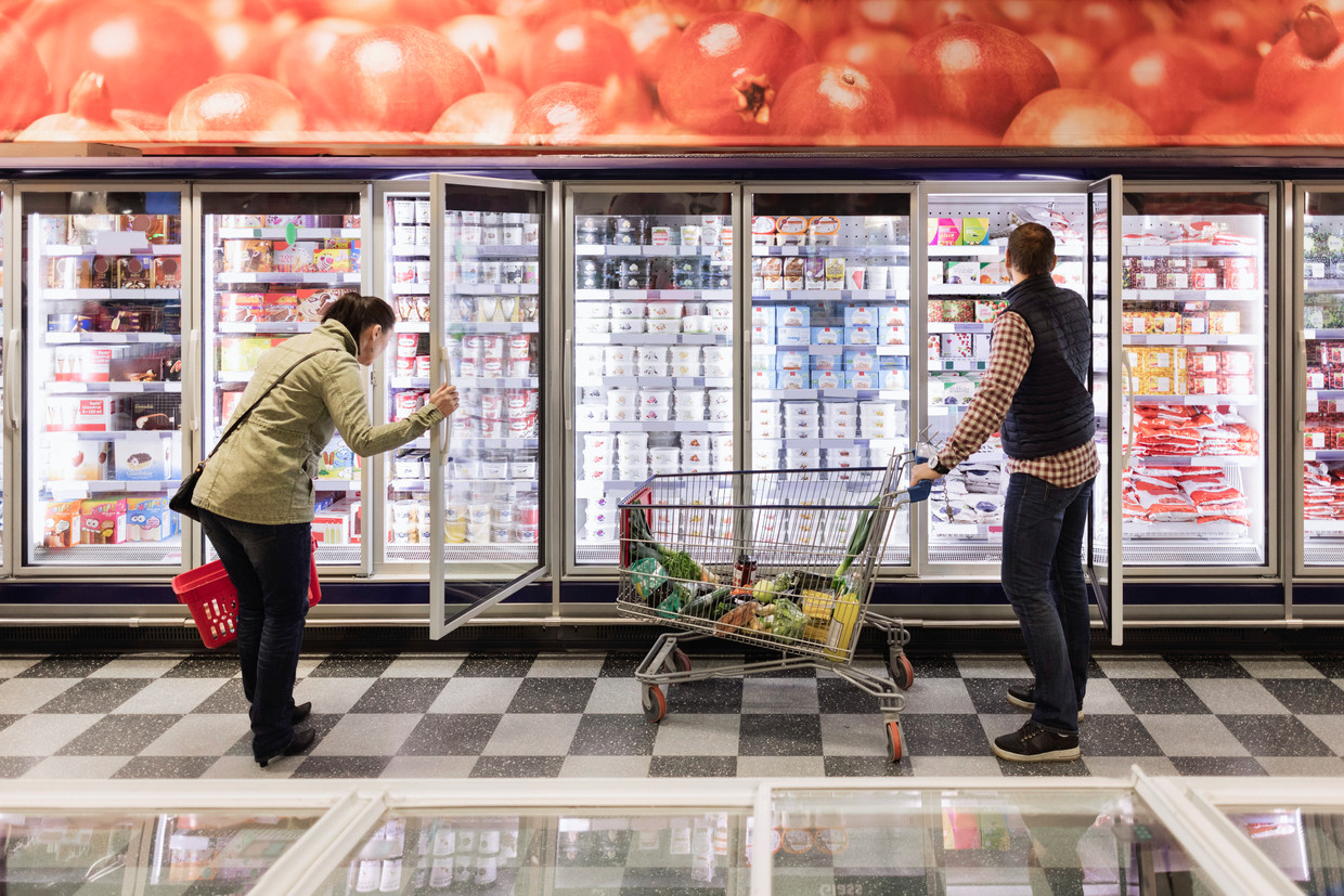 Besparingsdeskundige Marieke Henselmans: ‘De kleine besparingen maken opgeteld het verschil, zoals zuinig boodschappen doen. Je staat vaak in de supermarkt, die bezuinigingen keren steeds terug.’ Beeld Getty Images/Maskot