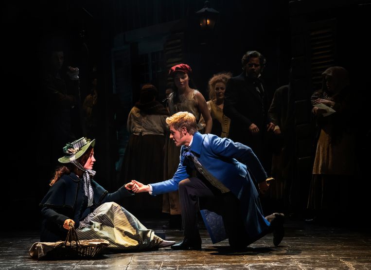 Sam Gerritsma als Cosette en Michael Muydermann als Marius in ‘Les Misérables’.  Beeld Johan Persson