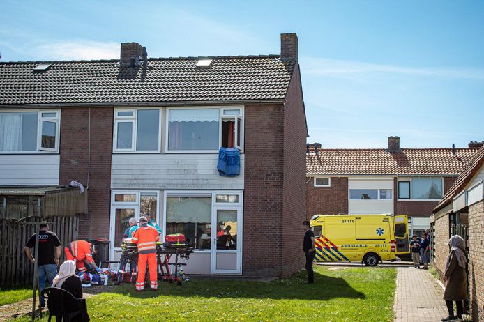 Een man is zwaar gewond geraakt bij de val van een ladder in de Ribesstraat in Doesburg.