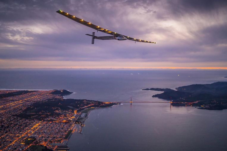 Solar Impulse, een toestel dat op louter zonne-energie de wereld rond gevlogen is, passeert in 2016 de Golden Gate Bridge in San Francisco Beeld reuters