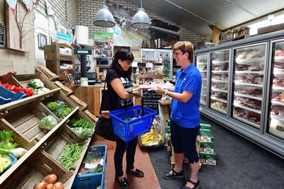 Streekproducten te koop in bourgondisch winkeltje in Langeweg