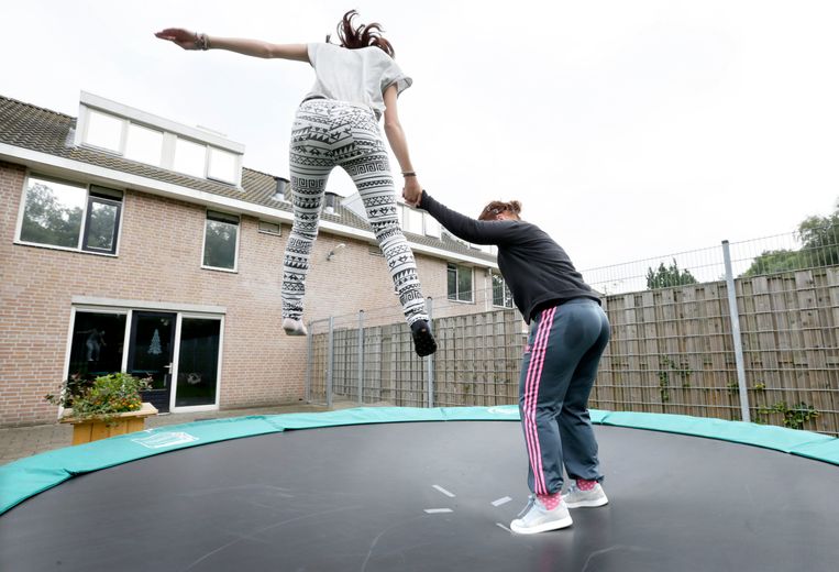 Kabinet grijpt in bij de jeugdzorg, maant gemeenten tot samenwerken - Volkskrant
