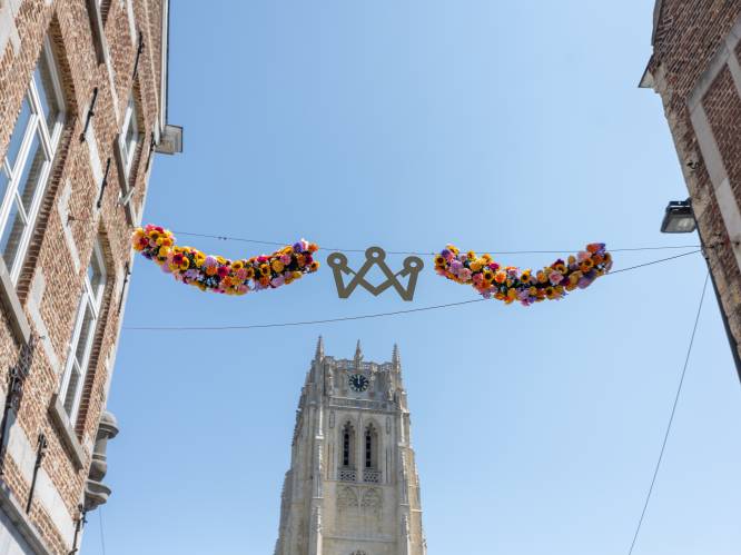 IN BEELD. Vlaggen, bloemen, tekeningen en beelden sieren Tongerse straten: Stad maakt zich klaar voor Kroningsfeesten