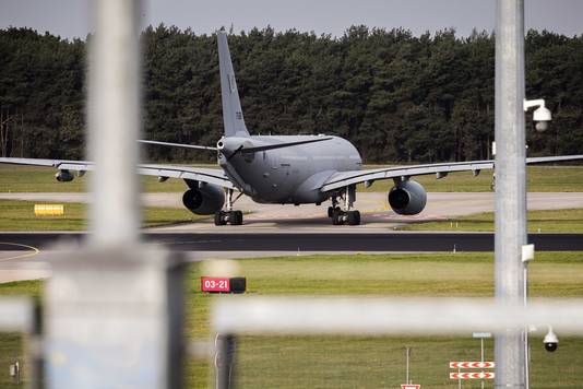 Een militair vliegtuig vertrekt vanaf vliegbasis Eindhoven naar Tel Aviv om Nederlanders op te halen die weg willen uit Israel