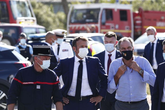 Il presidente francese Emmanuel Macron e il ministro dell'Interno Gerald Darmanin visitano i vigili del fuoco a Le Loc.