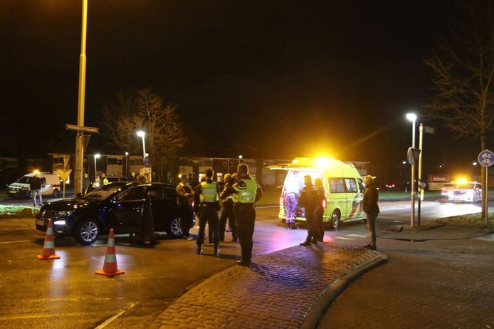 De politie in Meppel is vrijdagavond op zoek naar een doorrijder na een ongeval op een rotonde. Bij de aanrijding op de rotonde die de Steenwijkerstraatweg en de Bremenbergweg verbindt zijn twee personen gewond geraakt.