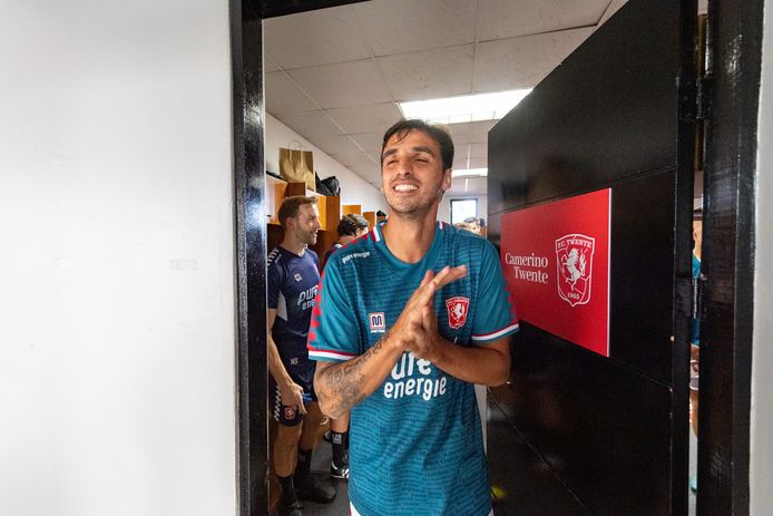 Bryan Ruiz before the match in the dressing room of FC Twente.