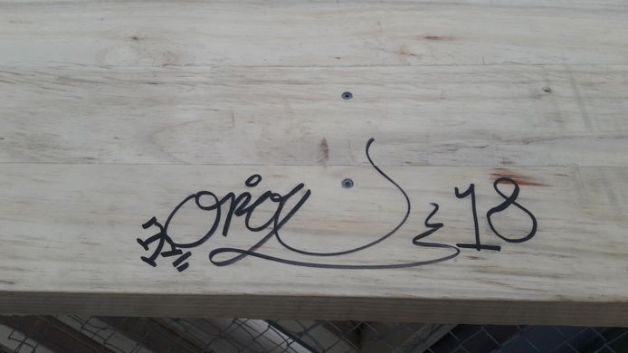 Iemand heeft met een marker de OROX-tag op de bovenste balustrade van Pompejustoren in Halsteren gekalkt.