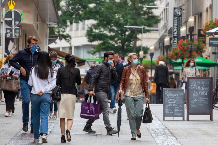 Shoppers in het centrum van Luxemburg.