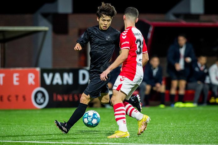 Koki Saito maakte het Mohamed Bouchouari van FC Emmen lastig.