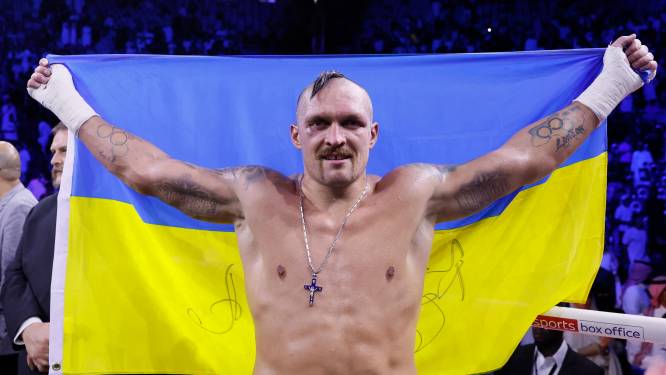 Bokser Oesyk laat Oekraïners oorlog even vergeten: ‘Ik draag deze strijd op aan iedereen die het land verdedigt’