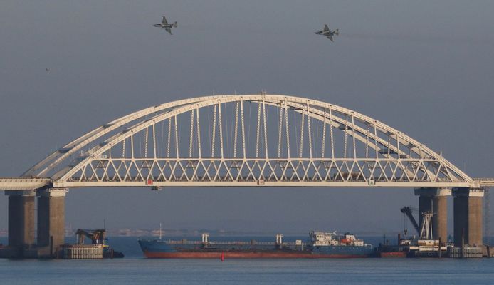 Russische straaljagers vliegen over de straat van Kertsj, die geblokkeerd wordt door een cargoschip.