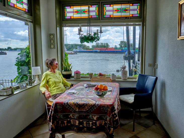 Coby (81) verlaat haar huis aan de rivier waar de tijd stil heeft gestaan:  ‘Dit huis was mijn ultieme droom’