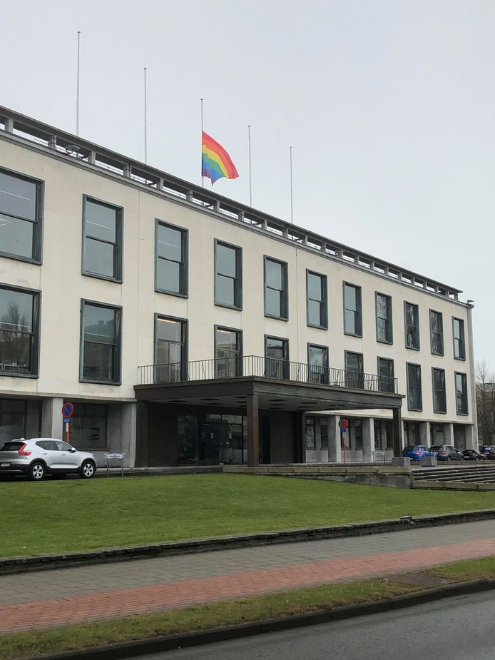 Oostende Hangt Regenboogvlag Halfstok Na Moord In Beveren We Gaan Voor Een Tolerante Samenleving Oostende Hln Be