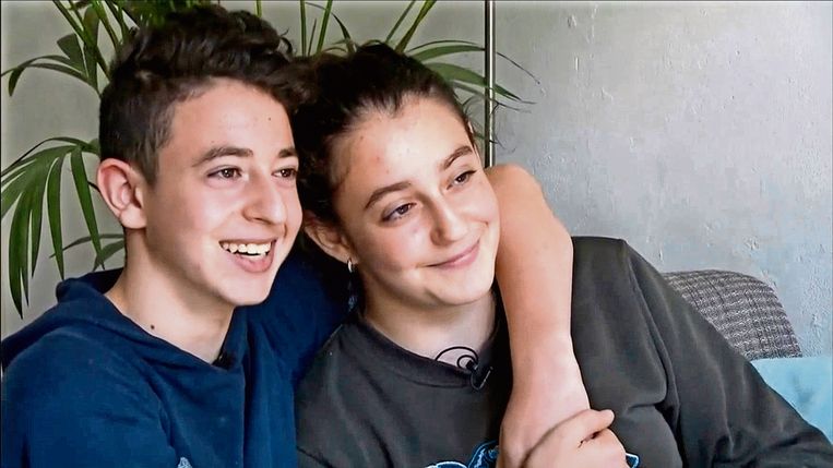 De Armeense kinderen Lili en Howick mochten op het laatste moment toch blijven.  Beeld Jeugdjournaal