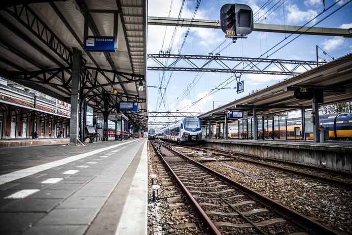 Lege treinen en lege perrons op station Dordrecht.