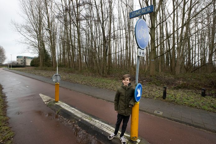 Sam Nissen (11) voor het bewuste populierenbosje.