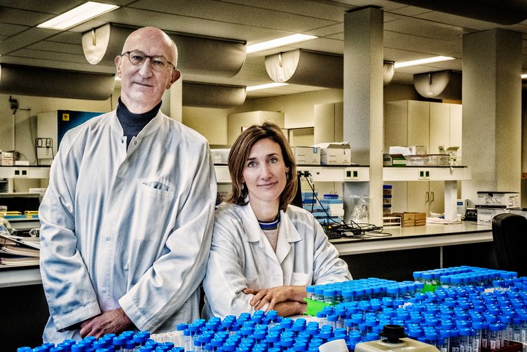Vader en dochter Geert en Isabel Leroux-Roels van het CEVAC in Gent. Isabel: 'We zijn te veel een praatcultuur. In deze situatie heb je militaire discipline en één commandostructuur nodig.' Beeld Tim Dirven