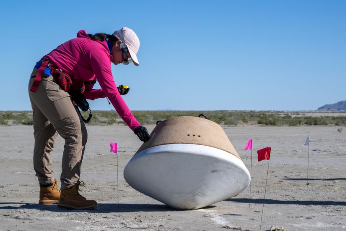 Een bergingsteam 4 helikopters probeert de capsule dan zo snel mogelijk te vinden om besmetting met aards materiaal te voorkomen.