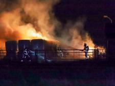 Vlammenzee achter boerderijschuur in Renswoude; 40 hooibalen in brand 