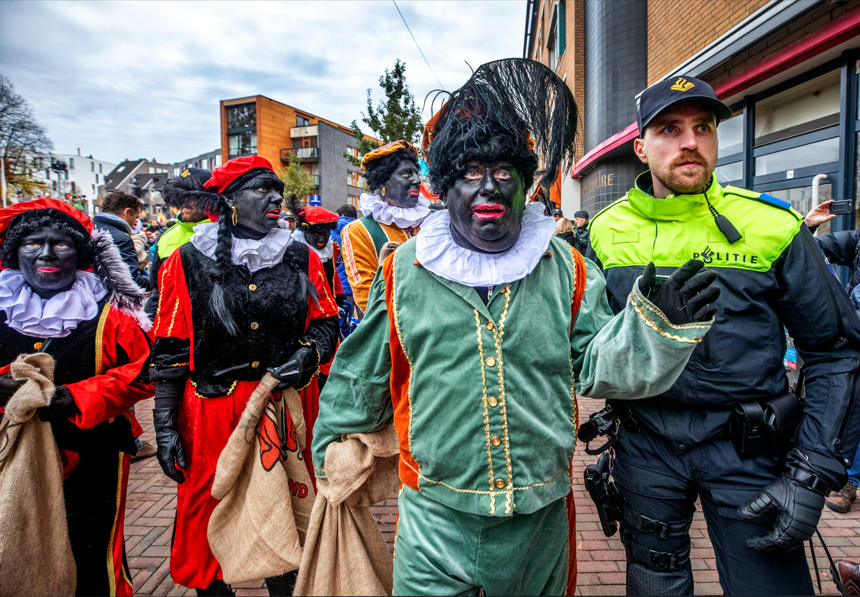 Pegida-voorman Edwin Wagensveld wordt tijdens de intocht van Sinterklaas vorig jaar in Apeldoorn aangehouden. Beeld Raymond Rutting