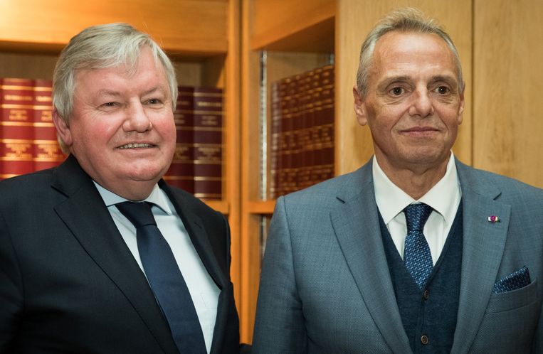 Luiks provinciegouverneur Hervé Jamar (r.), hier in 2020 samen met Waals Parlementsvoorzitter Jean-Claude Marcourt. Marcourt (PS) zou later de Waalse onderzoekscommissie leiden, waar Jamar (MR) een belabberd figuur sloeg. Beeld BELGA