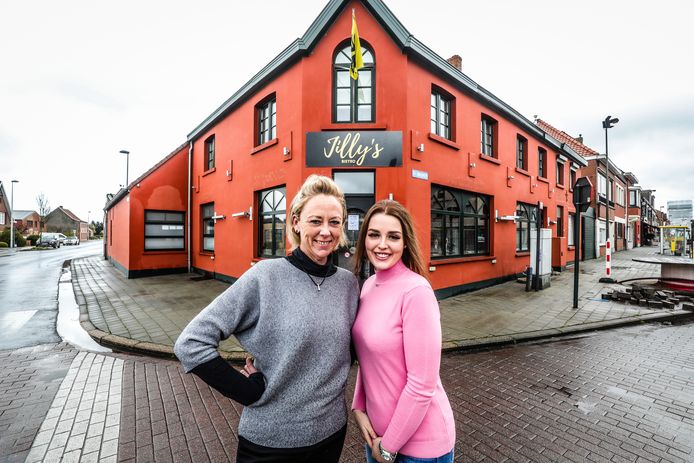 Jill Verduyn en en haar dochter Zoë Verhaeghe voor hun nieuwe bistro Jilly's.