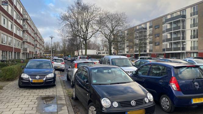 Parkeren in deze Utrechtse wijk is een nachtmerrie: ‘Zet auto op stoep en haal ’m daar ’s nachts vanaf’