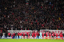 FC Twente viert de overwinning met de supporters.