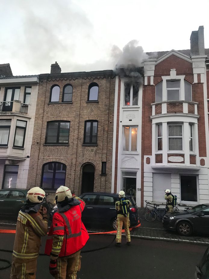 De brandweer aan het pand met het duplexappartement in de Frère Orbanstraat.