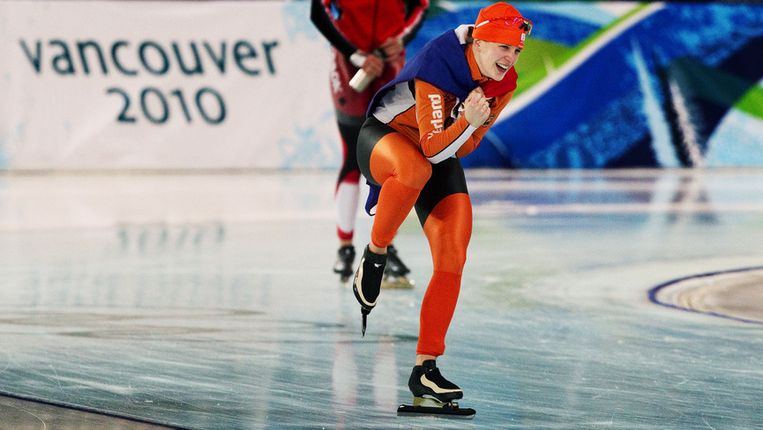Ireen Wust viert haar overwinning op de 1500m tijdens de spelen in Vancouver Beeld Robin Utrecht