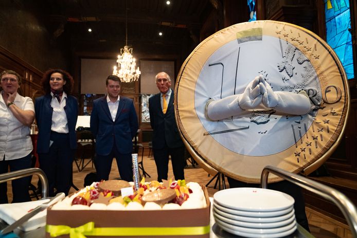 Burgemeester Bart De Wever en schepen Koen Kennis betalen de laatste euro schuld van Antwerpen af.
