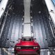 Elon Musk lanceert superraket die een Tesla in een baan om de zon brengt