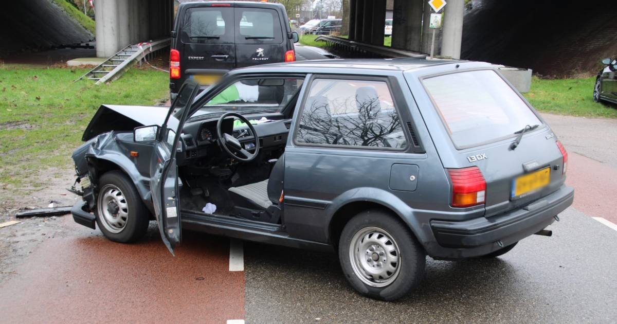 Botsing tussen auto en bestelbus: vrouw gewond naar ziekenhuis.