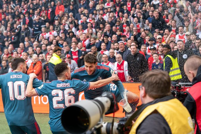 Santiago Giménez (r) viert de 0-1 met zijn ploeggenoten.