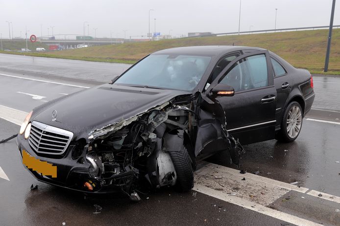 De bestuurder van de personenauto raakte lichtgewond.