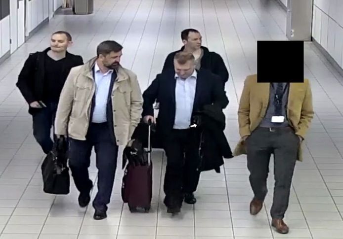 De vier Russische spionnen vlak na hun aankomst in Nederland.