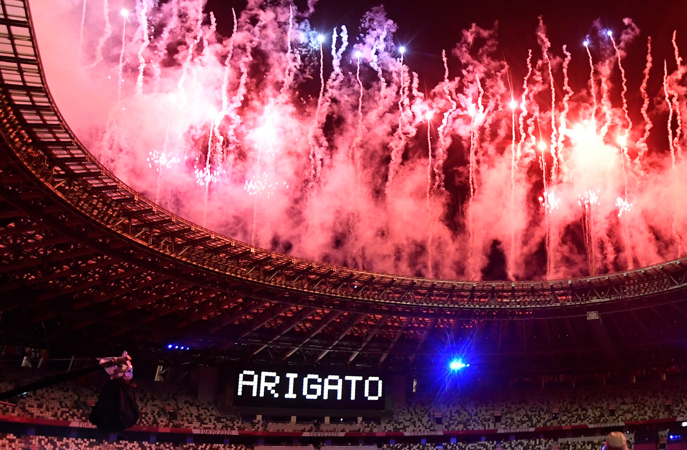 Лето 2024 картинки. Олимпийский стадион Токио церемонии закрытия.