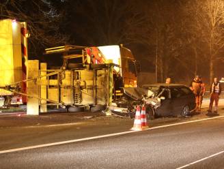 Auto klapt vol achterop pijlwagen op A50 bij Arnhem: bestuurder gewond naar ziekenhuis