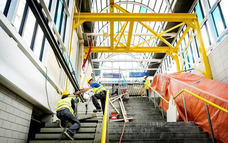 Werkzaamheden vorige maand bij station Zuid, waar de Noord/Zuidlijn op het bestaande metronet bij Zuid moet worden aangesloten. Beeld anp